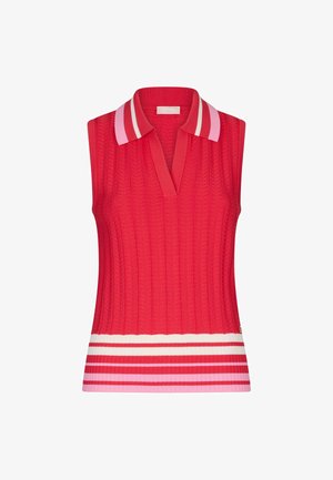 Rode mouwloze top met een geribbelde textuur, voorzien van een V-hals en een gestreepte zoom in witte, roze en rode tinten. Kraagontwerp met contrasterende strepen.