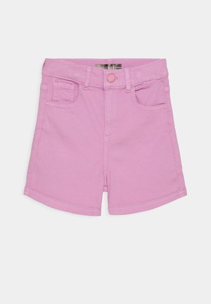 Lyserøde denimshorts med regular fit, der har to forlommer, knaplukning og en glat tekstur. Sømmen er let buet.
