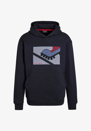 Schwarzer Hoodie mit Fronttasche und Grafik eines blauen Wanderstiefels mit roten Schnürsenkeln, der über eine diagonale Linie tritt, roter "FALKE"-Schriftzug darunter.