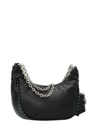 Bolso de hombro de cuero negro con una silueta curvada, tira de cadena plateada, cierre de cremallera y detalles de tachuelas a lo largo del borde.