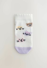 Chaussette blanche à cheville présentant des motifs d'animaux colorés, incluant un lapin rose et un ours marron, avec un bord ribbé lilas et une texture douce.