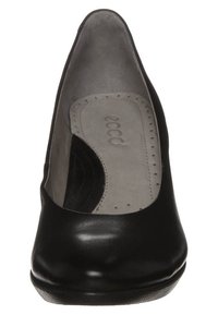 Escarpin en cuir noir à talon haut avec bout arrondi. Doté d'une semelle intérieure grise et matelassée et d'un extérieur lisse. Détails de coutures discrètes le long du bord.