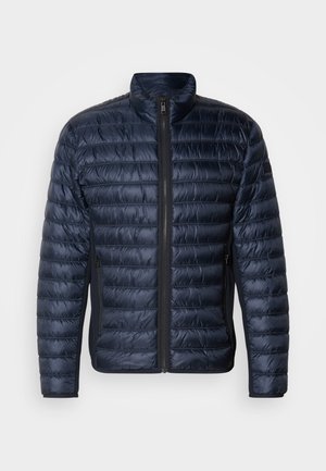 Casaco acolchoado azul-marinho com costuras quiltadas horizontais, gola alta e fecho zip. Apresenta bolsos laterais e uma textura lisa e brilhante.