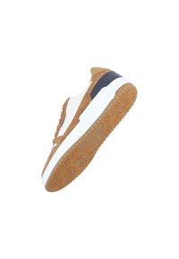 Beige und weiße Sportsneaker aus Wildleder und Leder. Dicke weiße Sohle mit rutschfester Gummisohle. Dunkler Akzent in der Nähe der Ferse.