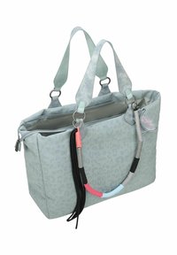 Sac fourre-tout à motifs léopard bleu clair avec doubles poignées, fermetures éclair et accents tressés colorés. Matériau doux avec une forme rectangulaire structurée.