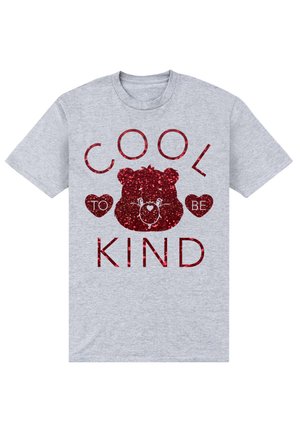 Grå bomulds t-shirt med et rødt glitrende bjørne-grafik med hjerter og teksten "FEDT AT VÆRE VENLIG" i en fed, legesyg skrifttype.