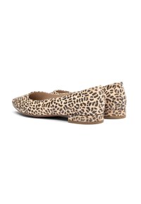 Baleriny w pandę z okrągłym noskiem, płaskim obcasem, miękką teksturą i beżową bazą z ciemnymi brązowymi plamami.