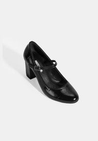 Zwarte gepolijste leren Mary Jane pump met een ronde neus, enkelband met een gesp en een blokhak. Glad oppervlak en minimale stitching.