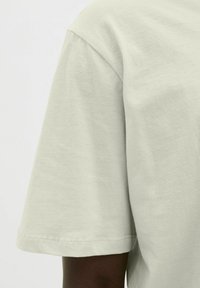 Lichte groene katoenen t-shirt met korte mouwen en een ronde halslijn, voorzien van een soepele textuur en een dubbel gestikte zoom.