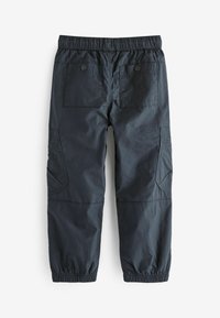Dunkelblaue Cargo-Hosen aus leichtem Stoff. Merkmale sind ein elastischer Bund, zwei Gesäßtaschen und elastische Bündchen an den Knöcheln.