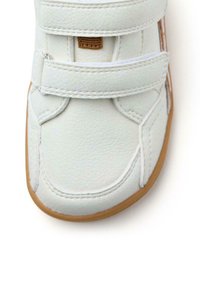 Chaussure en cuir blanc avec des bandes Velcro, bout rond et semelle en caoutchouc beige. Présente des accents cousus le long des bords. Texture lisse.