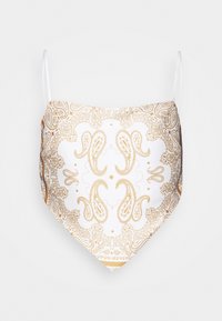 Witte stoffen gezichtsmasker met gouden paisley- en bloemenpatronen, met een contoured vorm en elastische oorlussen voor een veilige pasvorm.