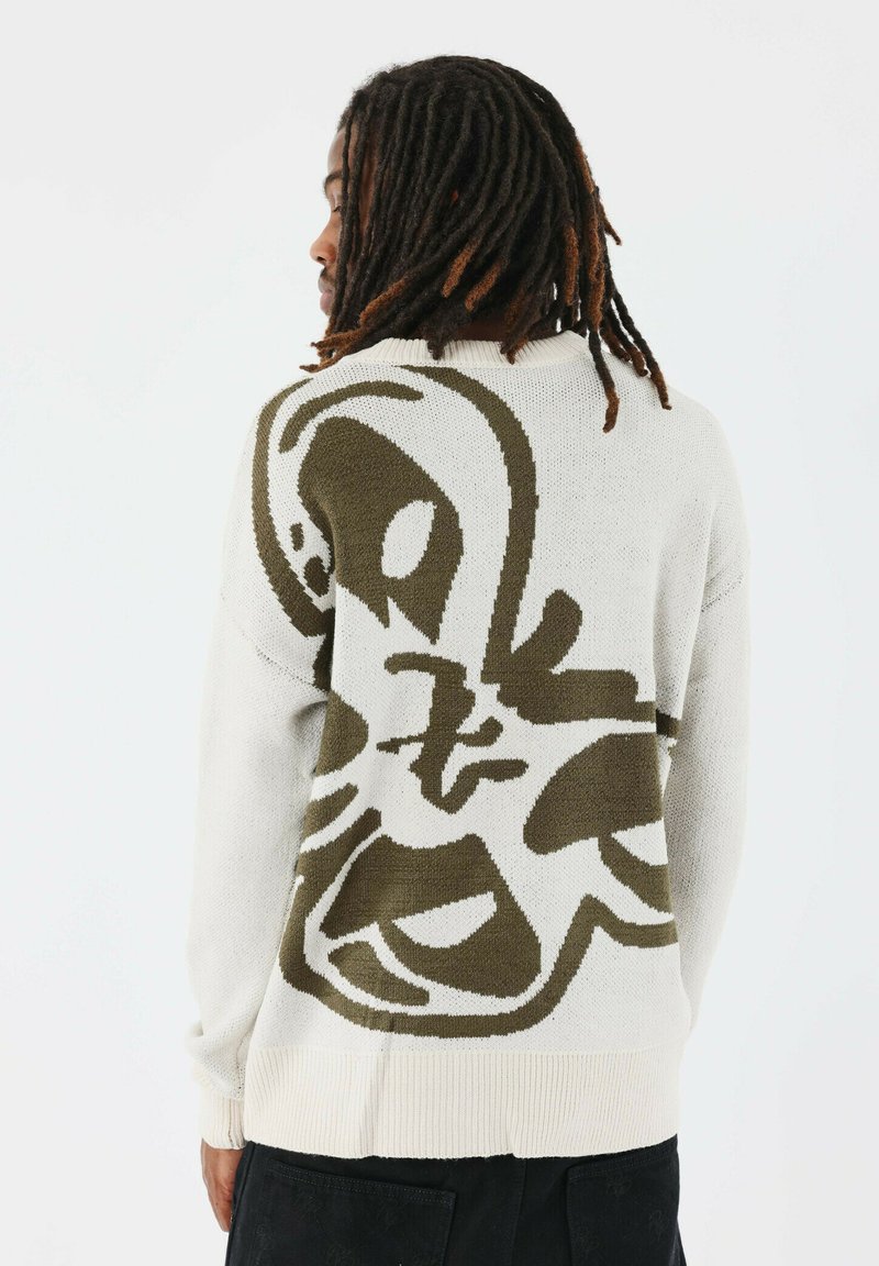 Pull en maille de couleur écrue avec un motif abstrait en olive. Caractéristiques : ourlet et poignets côtelés ; texture douce avec une coupe décontractée.