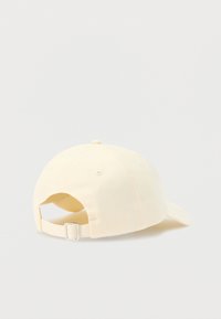 Casquette de baseball en coton jaune avec une visière courbée, une sangle réglable à l'arrière et des œillets de ventilation. Texture simple et lisse sans motifs.