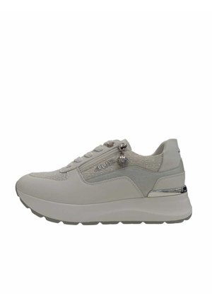 Sneaker beige e grigio chiaro con lacci, zip laterale e ciondolo argentato, suola spessa e pannelli in tessuto strutturato.
