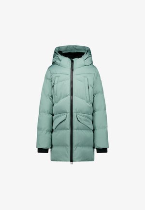 Manteau d'hiver matelassé vert clair avec capuche, fermeture éclair noire à l'avant, deux poches poitrine et deux poches à rabat à la taille, manches longues avec poignets noirs.