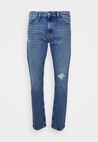 Blå denimjeans med rak benmodell, med slitna partier framtill, knappstängning och klassisk femficksdesign.