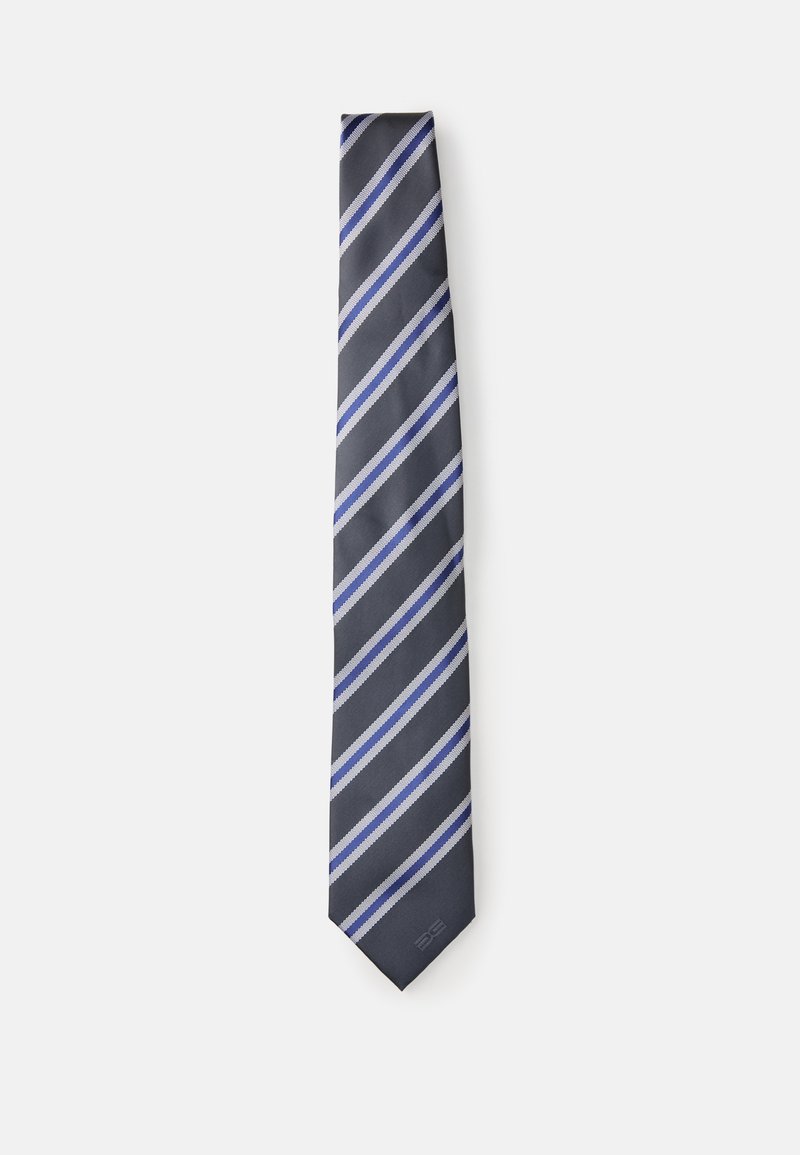 Gravata de seda cinza com riscas diagonais em azul e azul claro. Apresenta uma ponta afilada e uma marcação discreta perto da extremidade.