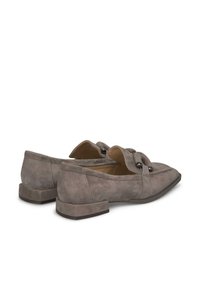 Graue Wildleder-Loafers mit niedrigem Blockabsatz, spitzem Zeh und dekorativen Hardware-Akzenten an der Vorderseite. Glatte Textur und klare Linien.