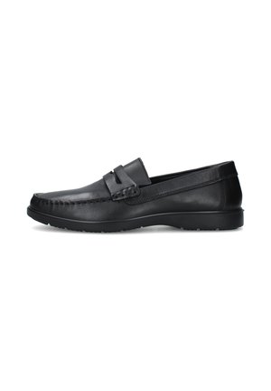 Mocassino slip-on da uomo in pelle nera con cucitura moc toe e fascia decorativa sulla tomaia, suola in gomma, profilo laterale su sfondo bianco.