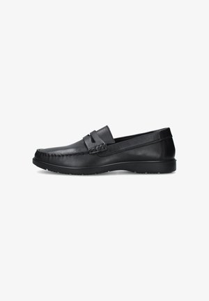 Mocassino slip-on da uomo in pelle nera con cucitura moc toe e fascia decorativa sulla tomaia, suola in gomma, profilo laterale su sfondo bianco.