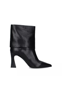 Stivale alto in pelle nera con tacco a spillo e risvolto. Presenta un design del tacco scolpito unico, una texture liscia e un minimo di accessori metallici.