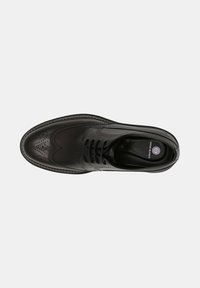 Chaussure habillée en cuir noir avec des détails de brogue sur le bout, un design à lacets rond et une finition lisse et brillante.