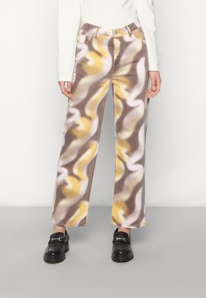 Jeans de cintura alta e boca de sino com um padrão abstrato ondulado em castanho, amarelo e roxo claro. Feitos de denim com uma textura suave.