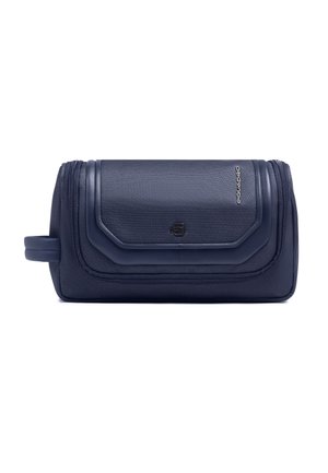 Neceser texturizado azul marino con cierre de cremallera, detalles cosidos, asa lateral y pequeño logo en la solapa frontal.