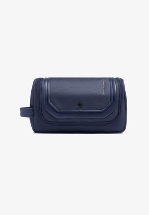 Neceser texturizado azul marino con cierre de cremallera, detalles cosidos, asa lateral y pequeño logo en la solapa frontal.