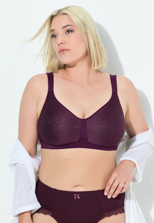 Bordeaux draadloze bh met een gladde afwerking, voorzien van verstelbare bandjes en een ondersteunend ontwerp. Bijpassende high-waisted slip met kantafwerking.