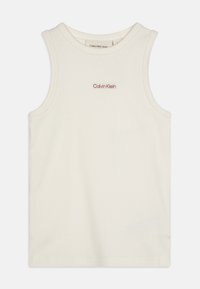 Canottiera senza maniche di colore crema con texture a costine e un piccolo logo rosso "Calvin Klein" sul davanti. Design semplice e casual, senza ulteriori motivi.