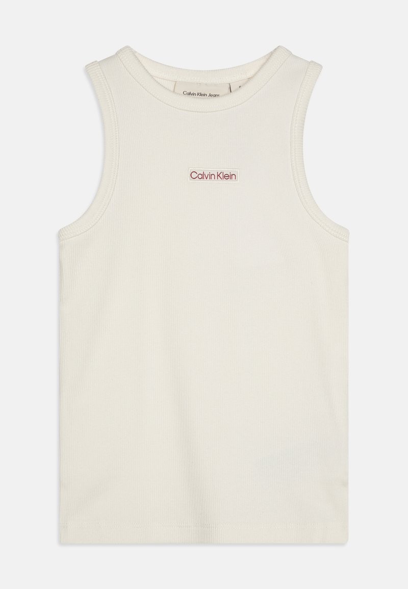 Canottiera senza maniche di colore crema con texture a costine e un piccolo logo rosso "Calvin Klein" sul davanti. Design semplice e casual, senza ulteriori motivi.