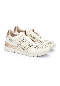 Zapatillas ligeras de piel blanca con detalles en dorado. Cuentan con un diseño perforado para mayor transpirabilidad y una suela de goma texturizada para mejor agarre.