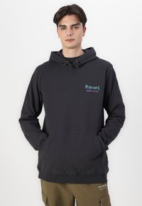 Schwarzer Kapuzenpullover mit Fronttasche, versehen mit mehrfarbigenTextlogos in einem kontrastierenden Design. Hergestellt aus einem weichen Stoff.