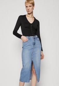 ONLY Tall ONLBIANCA MIDI SLIT SKIRT - Uska suknja - light blue denim