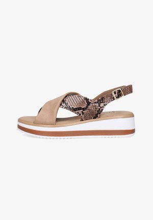 Sandalo con zeppa beige e marrone con stampa serpente, cinturini incrociati, fibbia regolabile e suola platform bianca e marrone.