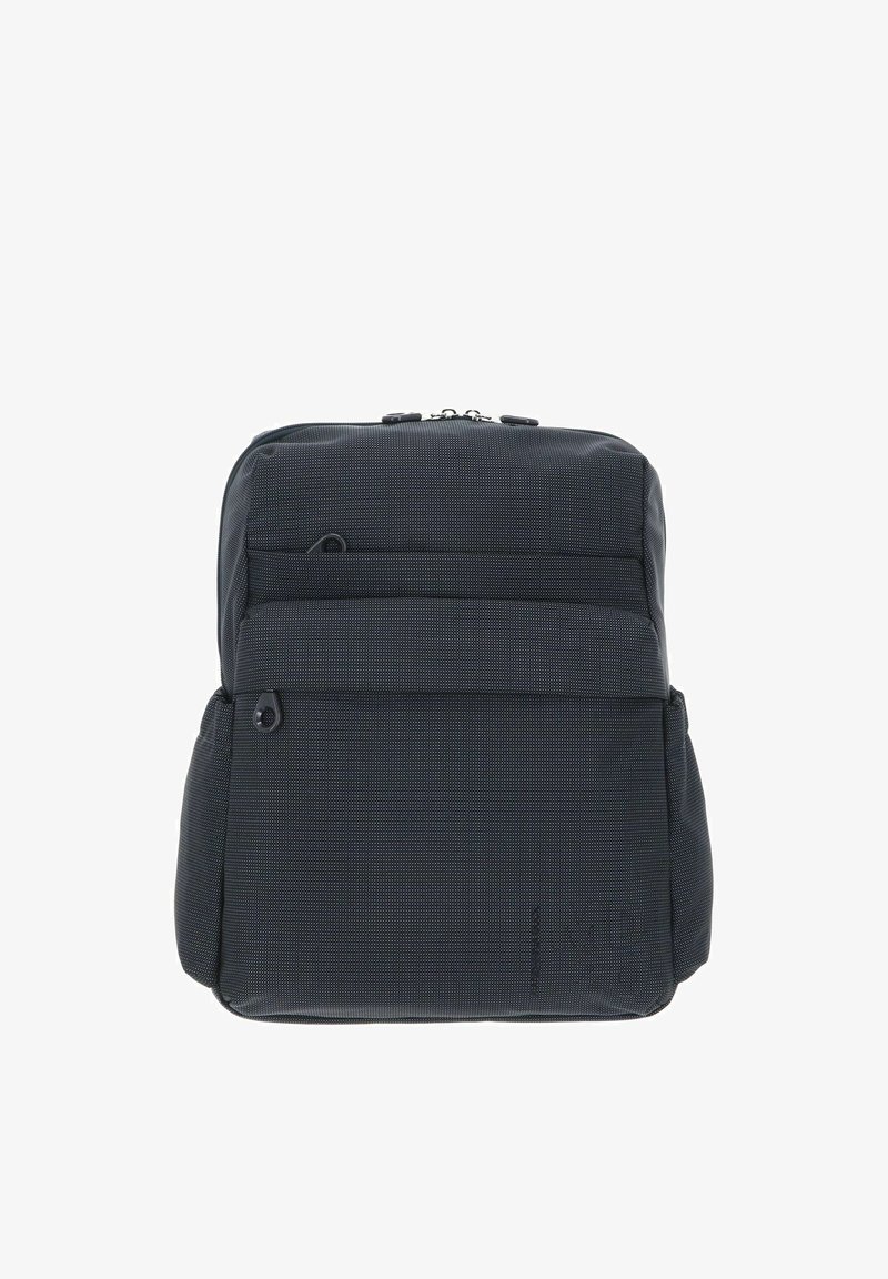 Sac à dos noir texturé avec une poche avant à deux fermetures éclair et des poches latérales supplémentaires. Confectionné en tissu résistant avec un logo discret.