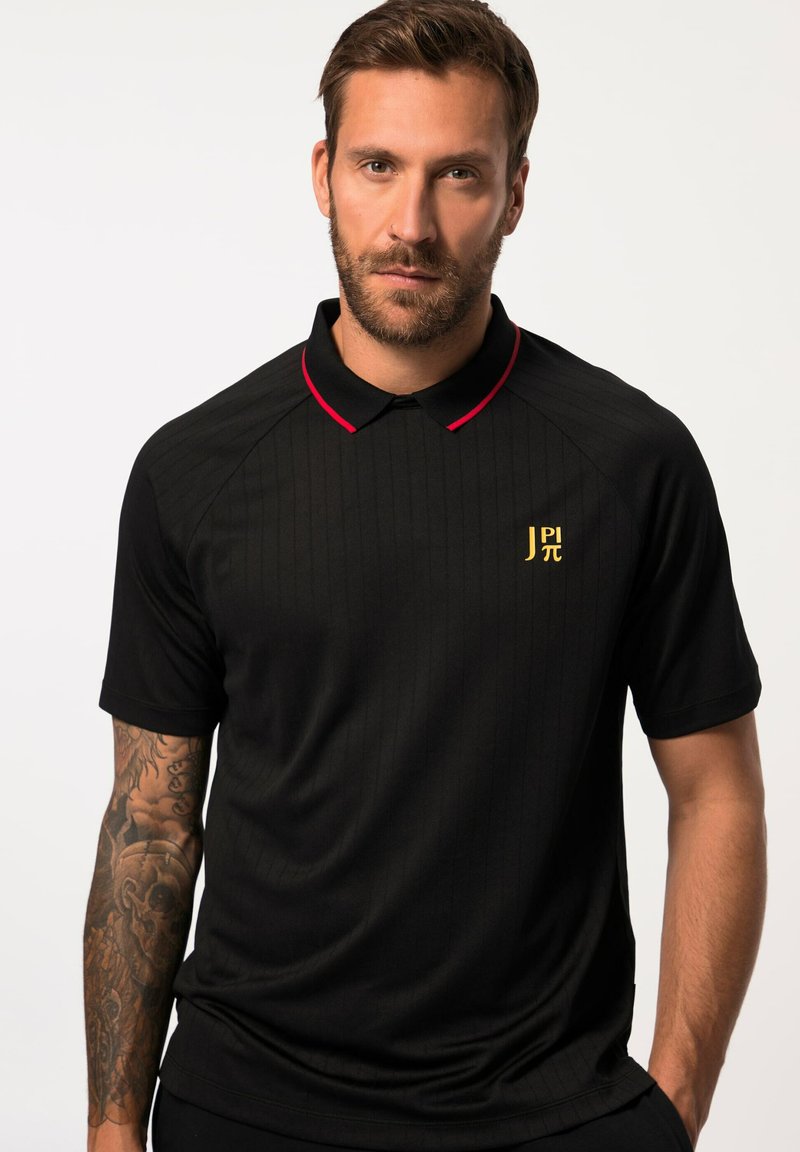 Polo nero con accenti rossi sul colletto. Presenta righe verticali e un logo dorato sul petto. Tessuto morbido e liscio. Maniche corte.