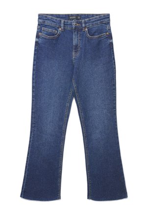 Jeans in denim blu con leggero svasato alla gamba, chiusura frontale con bottone e cerniera e design a cinque tasche, distesi su sfondo bianco.