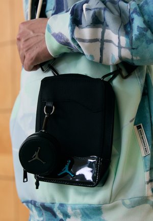 Jordan RETRO 11 CROSSBODY - Plecu soma - black