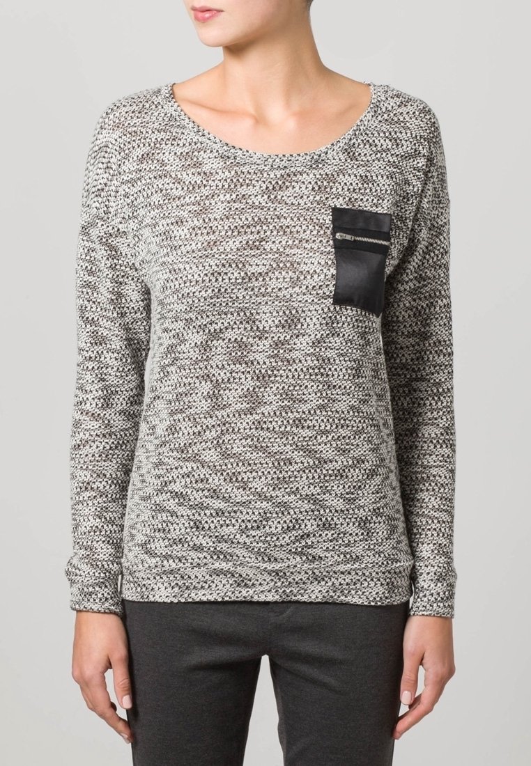 Stickad tröja i grått med ett texturerat mönster, rundad halsringning och en svart dragkedjeficka på vänster fram sida. Långa ärmar.