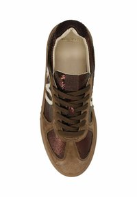 Bruine leren sneakers met glanzende, metallic kastanjebruine accenten, bruine veters en een gevoerd kraagje. De textuur is glad met een gebarsten patroon.