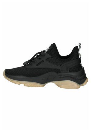 Czarny meshowy sneaker z beżową podeszwą, elastycznymi sznurówkami, wyściełanym kołnierzem i pętelką na pięcie ułatwiającą zakładanie.
