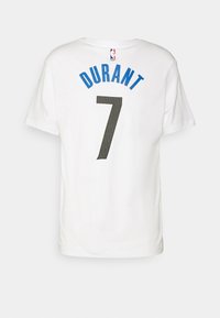 Camiseta de algodón blanca con mangas cortas, cuello redondo y el nombre "DURANT" en azul sobre el número "7" en impresión de malla oscura.