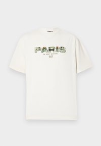 Bílý bavlněný tričko s velkým grafickým potiskem "PARIS" v kamuflážovém designu. Krátké rukávy a kulatý výstřih. Ležérní, volný střih.