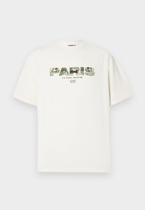 Camiseta de algodón blanca con un gran estampado gráfico de "PARÍS" en diseño de camuflaje. Mangas cortas y cuello redondo. Corte casual y relajado.