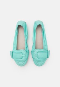 Paire de ballerines en cuir turquoise avec des brides larges à boucle et des détails froncés autour du talon et des côtés.