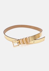 Guld metalbælte med en glat finish, der har en rektangulær spænde og flere justeringsnotcher for pasform. Præget med brandnavn.