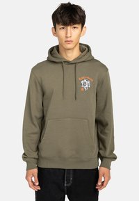 Hoodie vert olive en tissu doux, avec une poche avant, un capuchon avec cordon de serrage et un imprimé graphique d'un chien au-dessus de "RIDE".